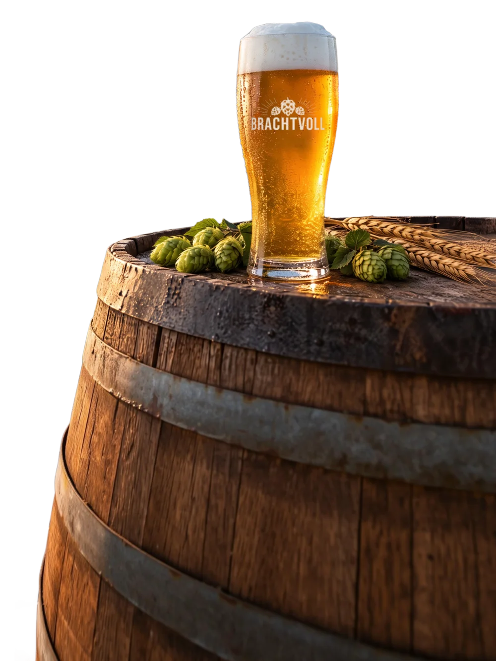 Bierglas mit Brachtvoll-Logo auf einem Holzfass, daneben Hopfendolden und Gerste
